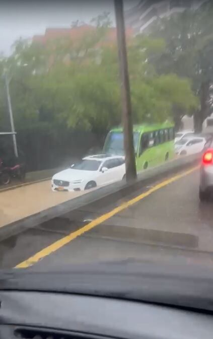 Calles de Cali inundadas y emergencias en varios puntos de la ciudad tras impresionante aguacero.