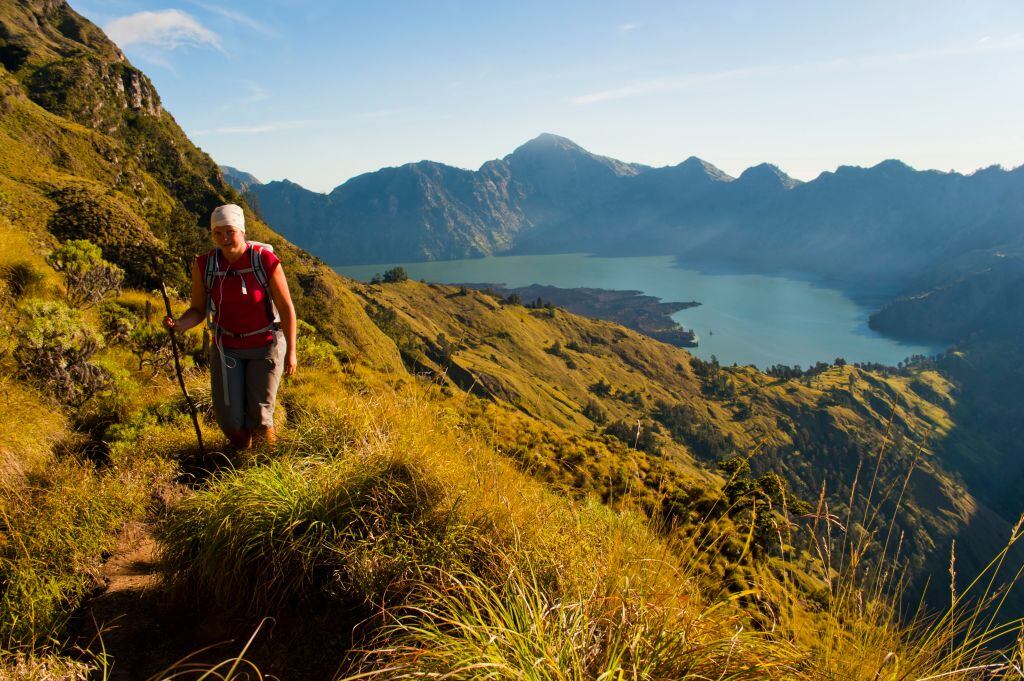 Turistas caminando a lo largo de una cresta en la caminata de tres días al Monte Rinjani, Lombok, Indonesia, Asia