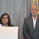 La representante de la oposición venezolana, Dinorah Figuera, lee una declaración junto al presidente de la Asamblea Nacional, Jorge Rodríguez (derecha), tras una reunión en Caracas el 12 de agosto de 2026. Representantes del gobierno interino y de la oposición venezolana anunciaron el 12 de agosto de 2026 la conclusión de una primera ronda de conversaciones destinadas a la reconciliación nacional tras el derrocamiento del líder Nicolás Maduro