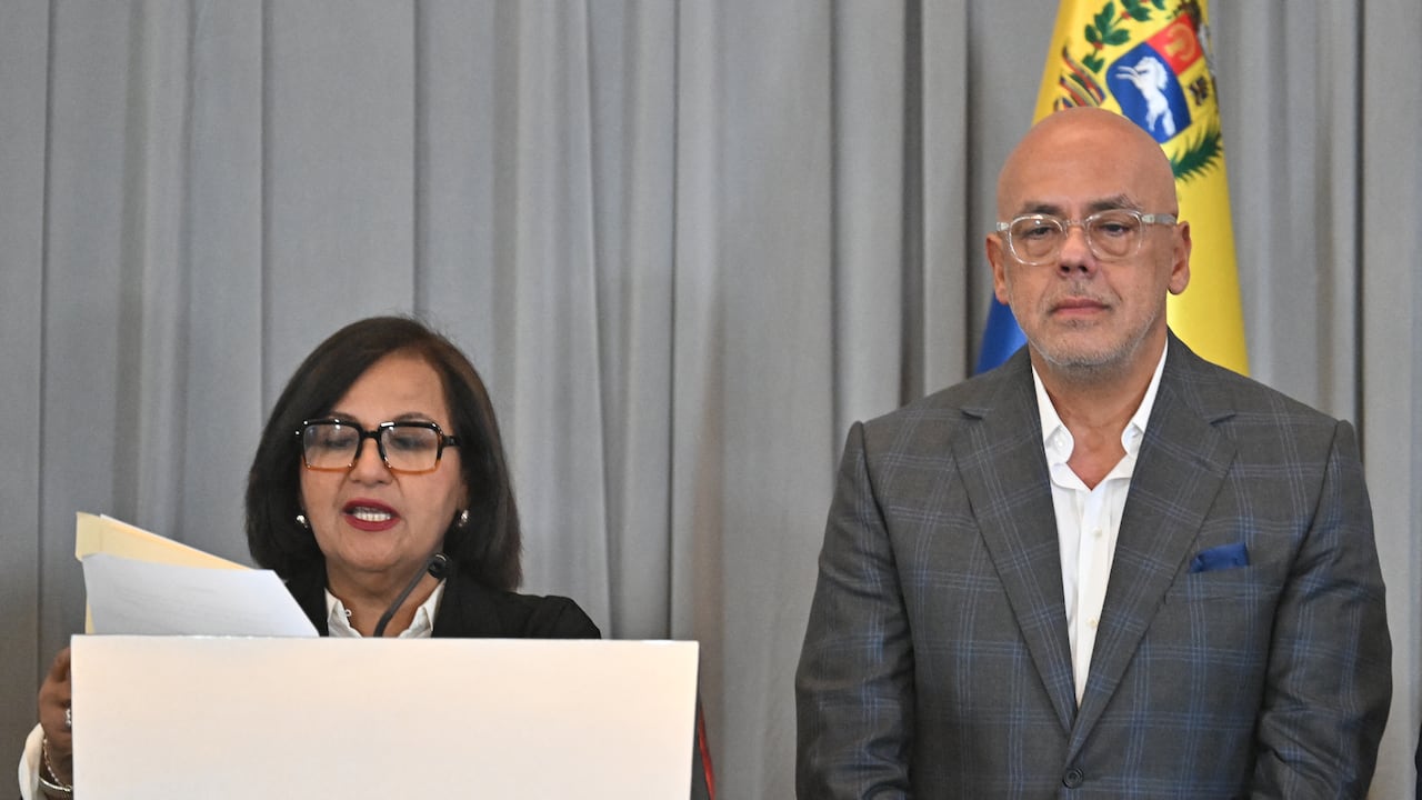 La representante de la oposición venezolana, Dinorah Figuera, lee una declaración junto al presidente de la Asamblea Nacional, Jorge Rodríguez (derecha), tras una reunión en Caracas el 12 de agosto de 2026.