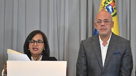 La representante de la oposición venezolana, Dinorah Figuera, lee una declaración junto al presidente de la Asamblea Nacional, Jorge Rodríguez (derecha), tras una reunión en Caracas el 12 de agosto de 2026. Representantes del gobierno interino y de la oposición venezolana anunciaron el 12 de agosto de 2026 la conclusión de una primera ronda de conversaciones destinadas a la reconciliación nacional tras el derrocamiento del líder Nicolás Maduro