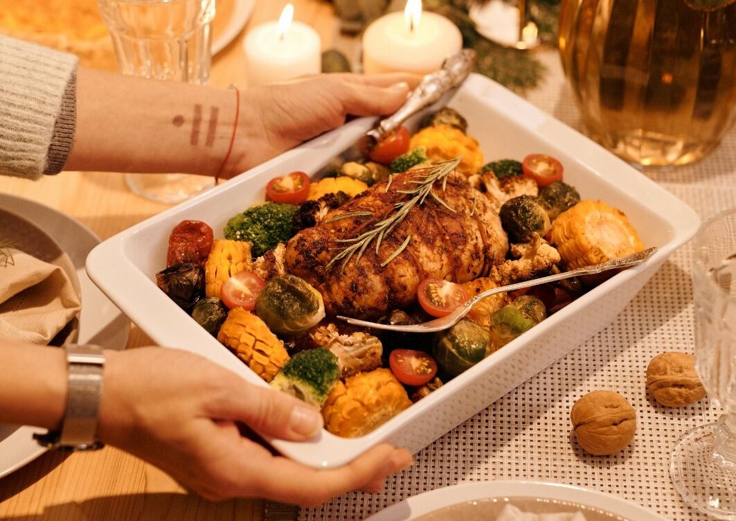 Según la Federación Nacional de Avicultores de Colombia (Fenavi), la
producción de pollo alcanzaría los de 1.8 millones, destacando que los
volúmenes de producción del 2023 son ligeramente superiores al 2022.