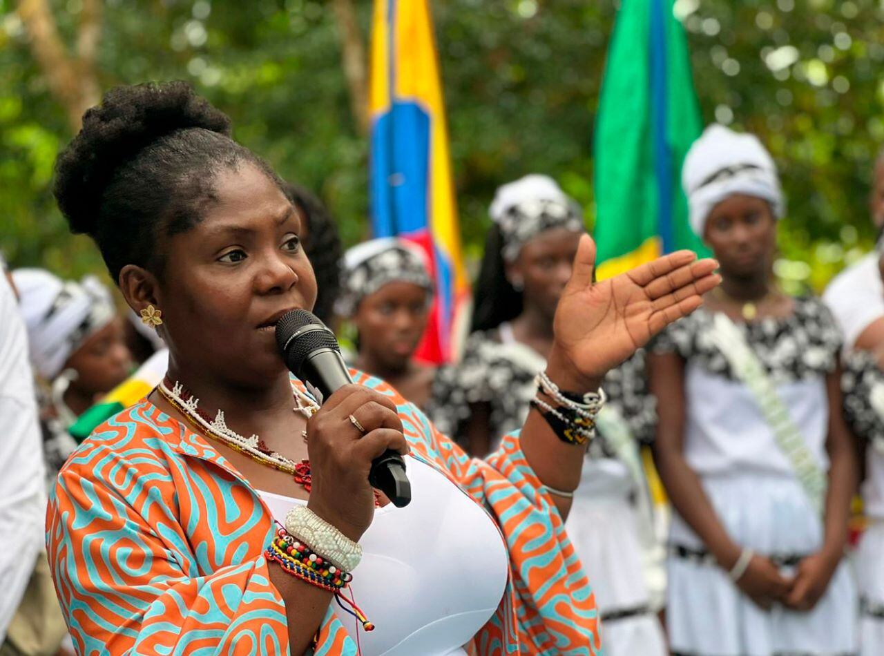 La vicepresidenta Francia Márquez dando un discurso en Bojayá.