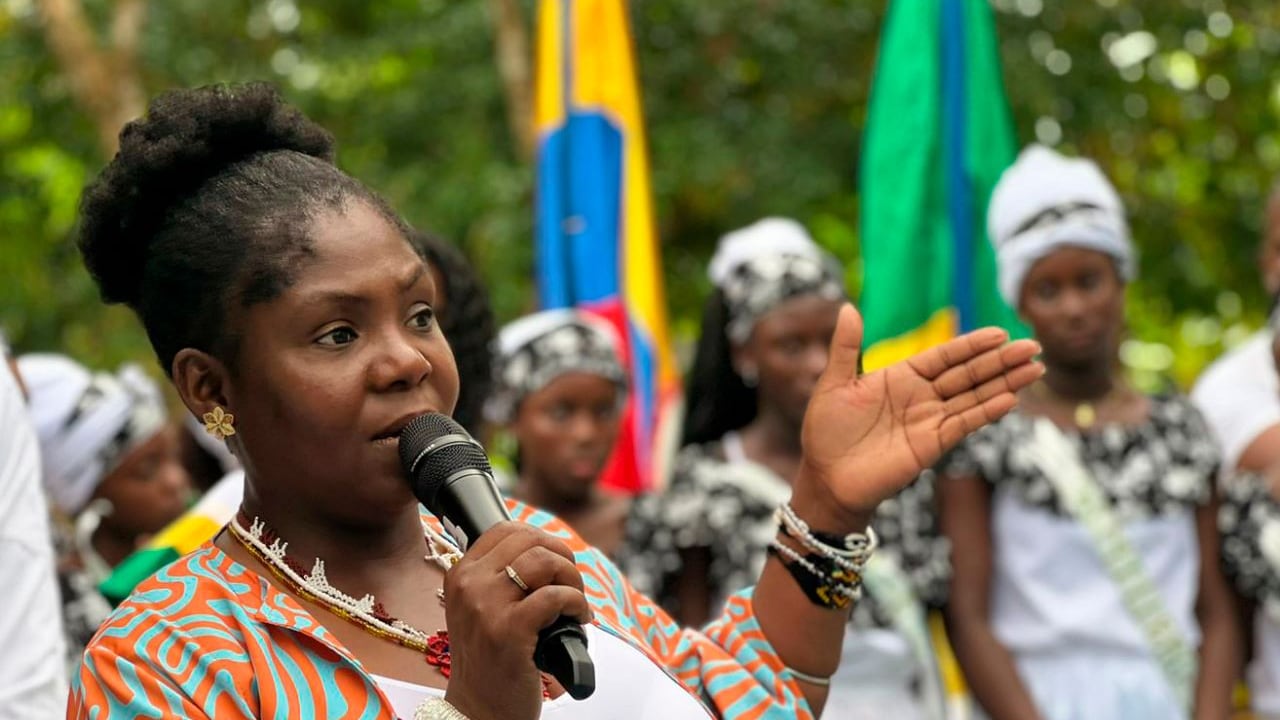 La vicepresidenta Francia Márquez dando un discurso en Bojayá.
