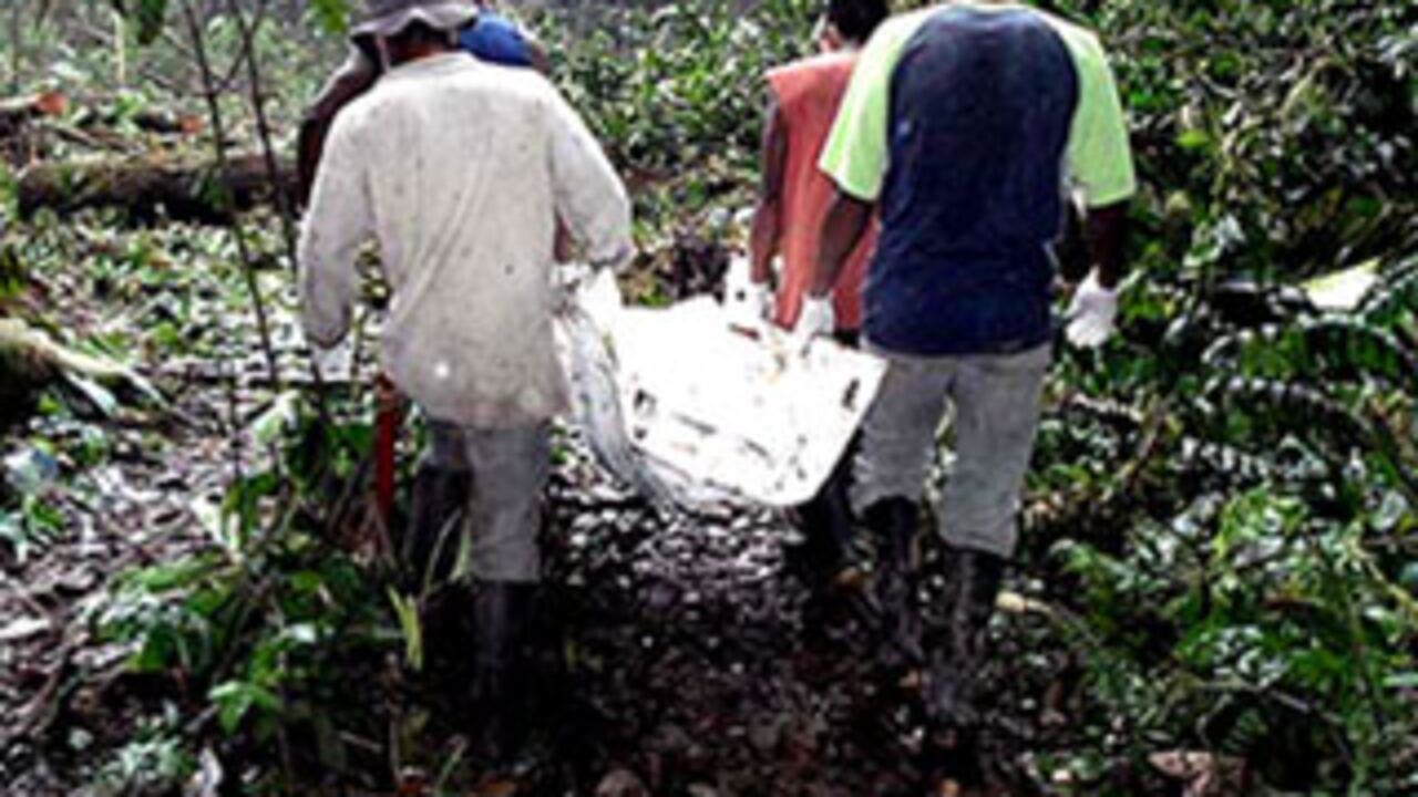Un grupo de campesinos voluntarios durante la exhumación de los cuerpos que se hizo con la participación de Álvaro Leyva, la persona elegida por las Farc para poder entregar los cuerpos.