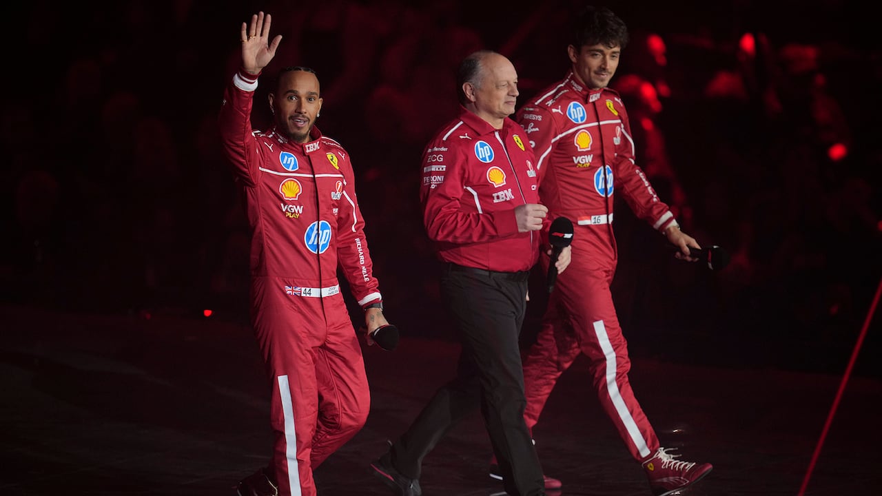 El piloto de Ferrari Lewis Hamilton, de Gran Bretaña, a la izquierda, el director del equipo Ferrari, Frederic Vasseur, en el centro, y el piloto de Ferrari, Charles Leclerc de Mónaco.