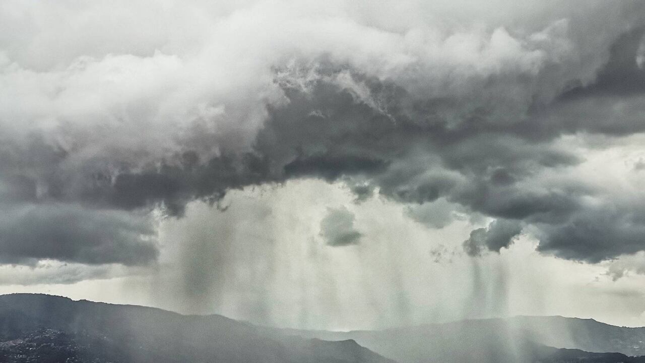 Para crear lluvia artificial se disparan proyectiles cargados con yoduro de plata.