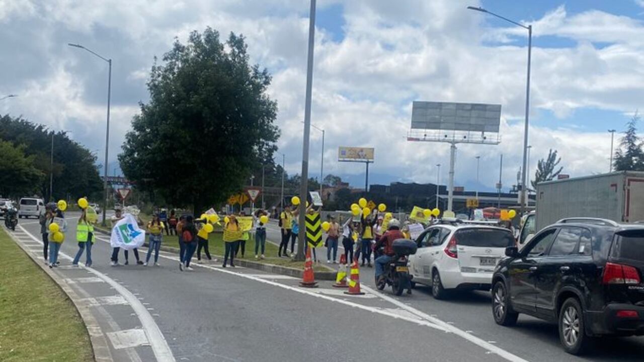 Empleados de Viva Air protestan en Bogotá en la calle 26, cerca al aeropuerto El Dorado.