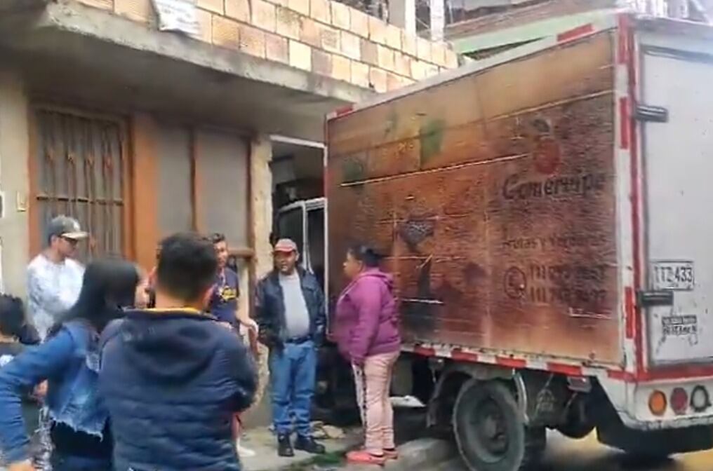 El conductor del camión con placas TTZ - 433 parece ser que perdió el control del automotor y arrolló a los policías.