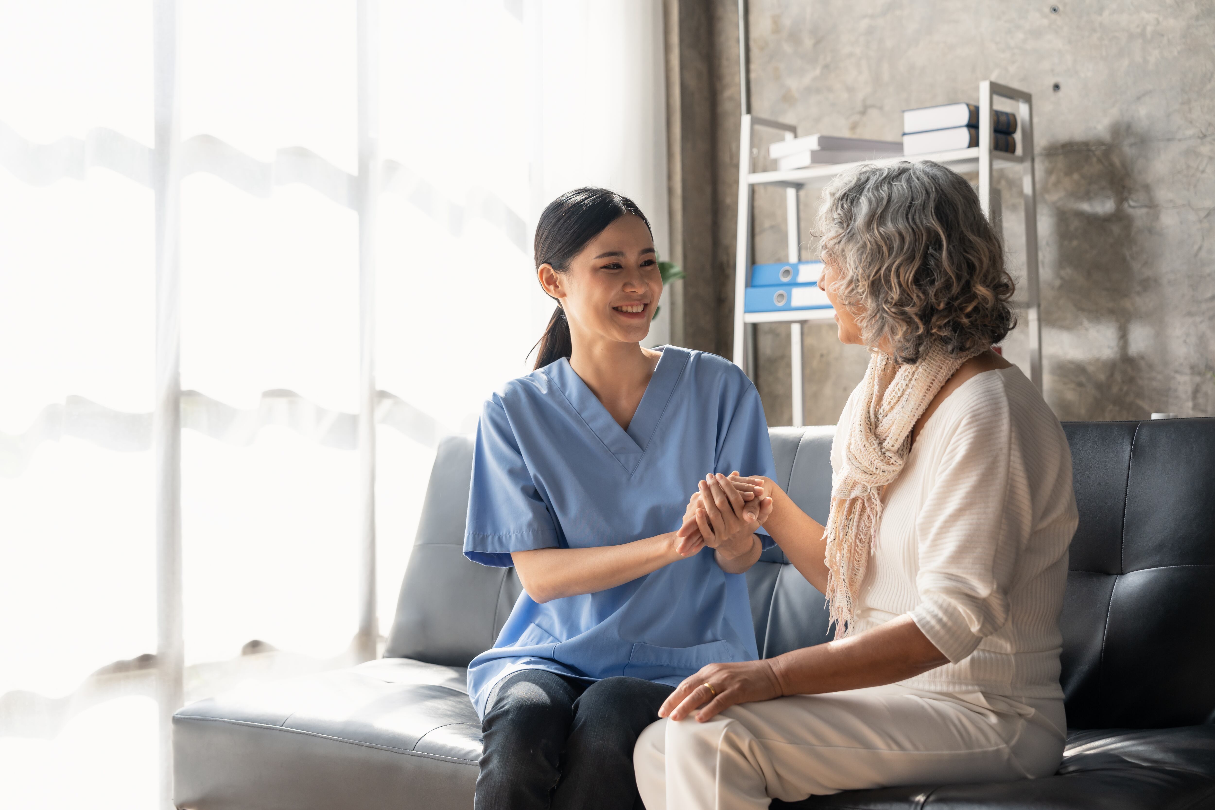 Conversas es una práctica cotidiana y simple, pero con múltiples beneficios para la salud mental y cognitiva.