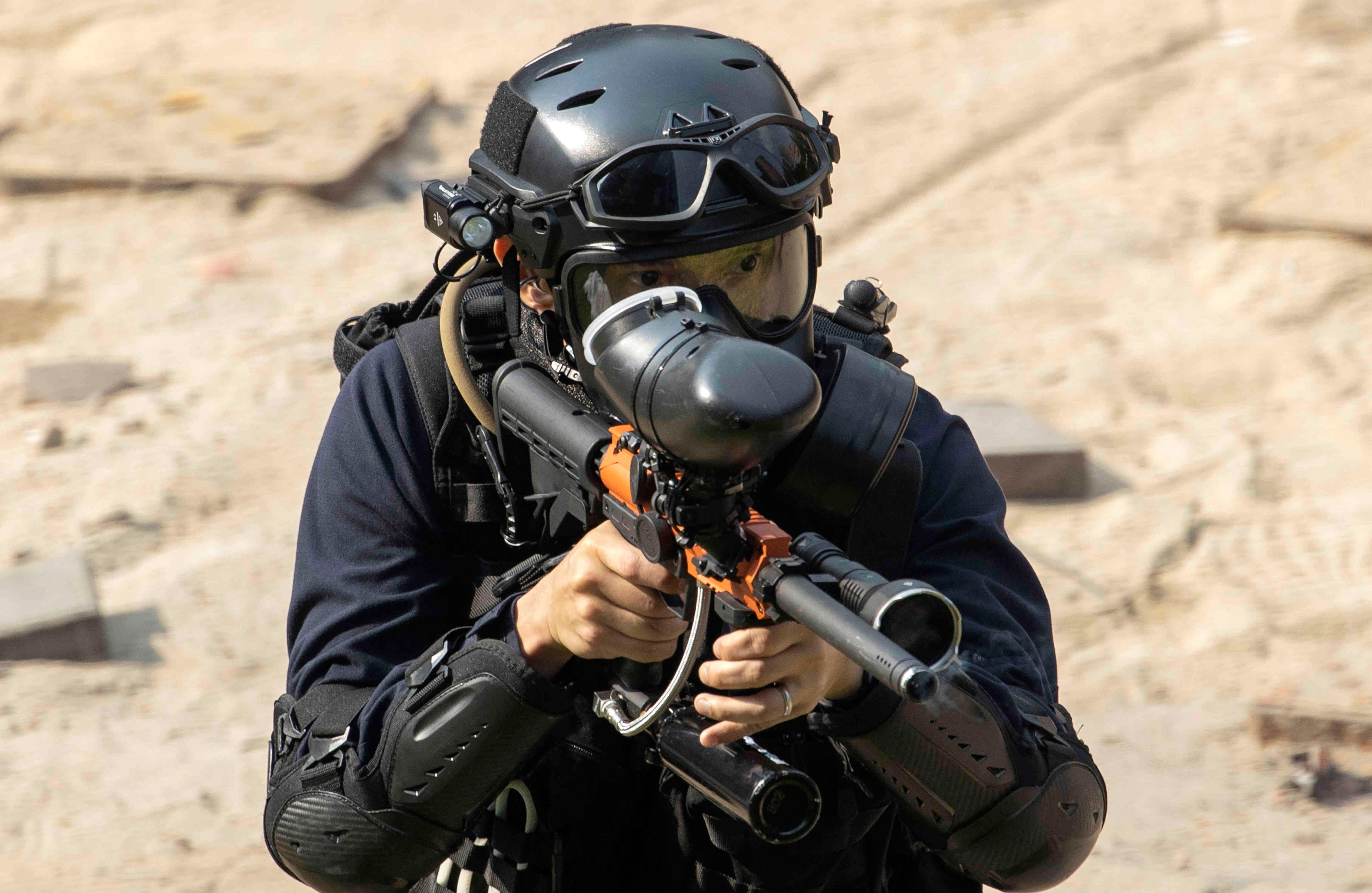 Un policía se prepara para dispararles a los manifestantes encerrados en la Universidad de Hong Kong. Foto: AP/Ng Han Guan.
