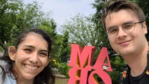 Ambos sostienen una relación estable pese a que Carmen comparte órganos y pelvis con Lupita.