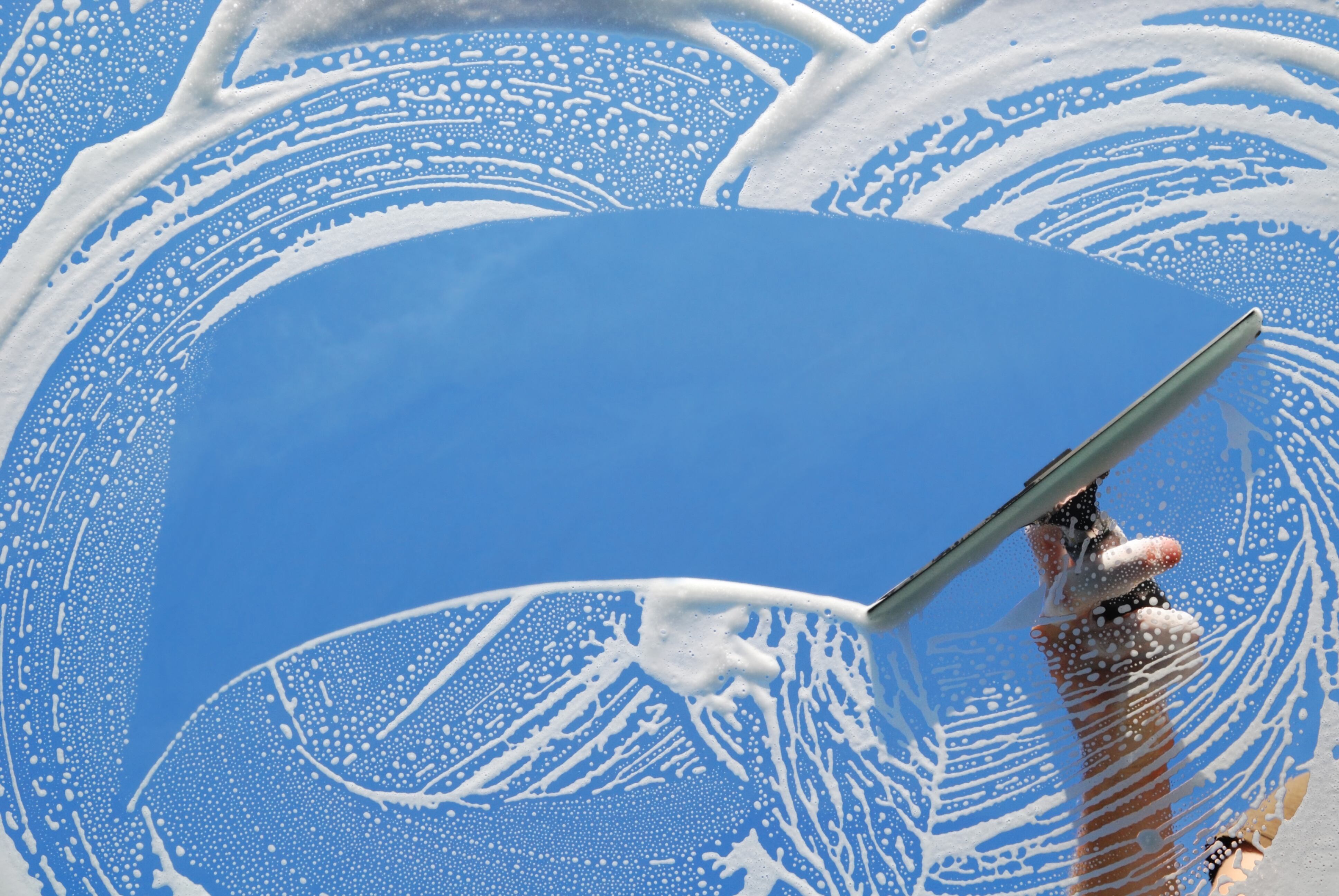 Limpiar los vidrios con las herramientas necesarias