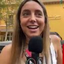 La periodista argentina Sofía Martínez enseña el obsequio de un qatarí durante una transmisión radial en vivo.