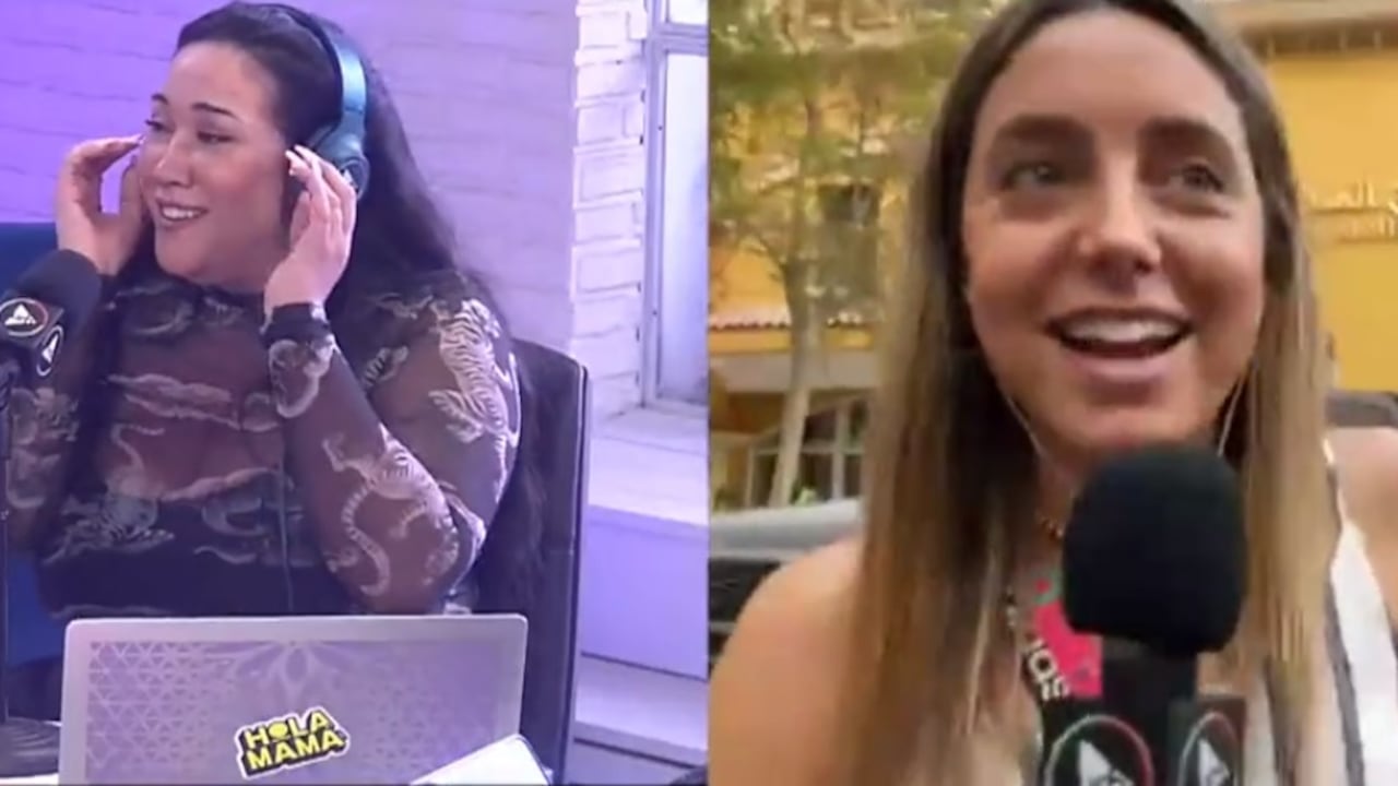 La periodista argentina Sofía Martínez enseña el obsequio de un qatarí durante una transmisión radial en vivo.