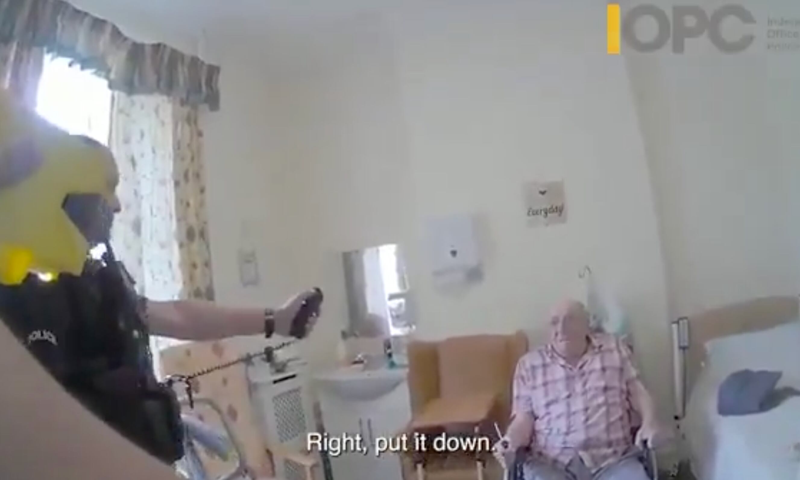 Uno de los agentes roció gas pimienta al hombre en el asilo