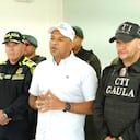 Yahir Acuña acompañado de integrantes de la Policía Nacional.