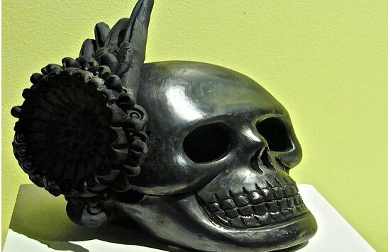 Luego viene la parte que más le gusta: el modelado de la pieza totalmente a mano, “ya que nunca copia o repite ninguna de sus obras, antes de la cocción, se pule cada pieza con gran energía, alisando para cerrar los poros de la arcilla. Después, coloca las piezas en la sombra para secar lentamente. Posteriormente, las pone al sol hasta que toda la humedad desaparece”.