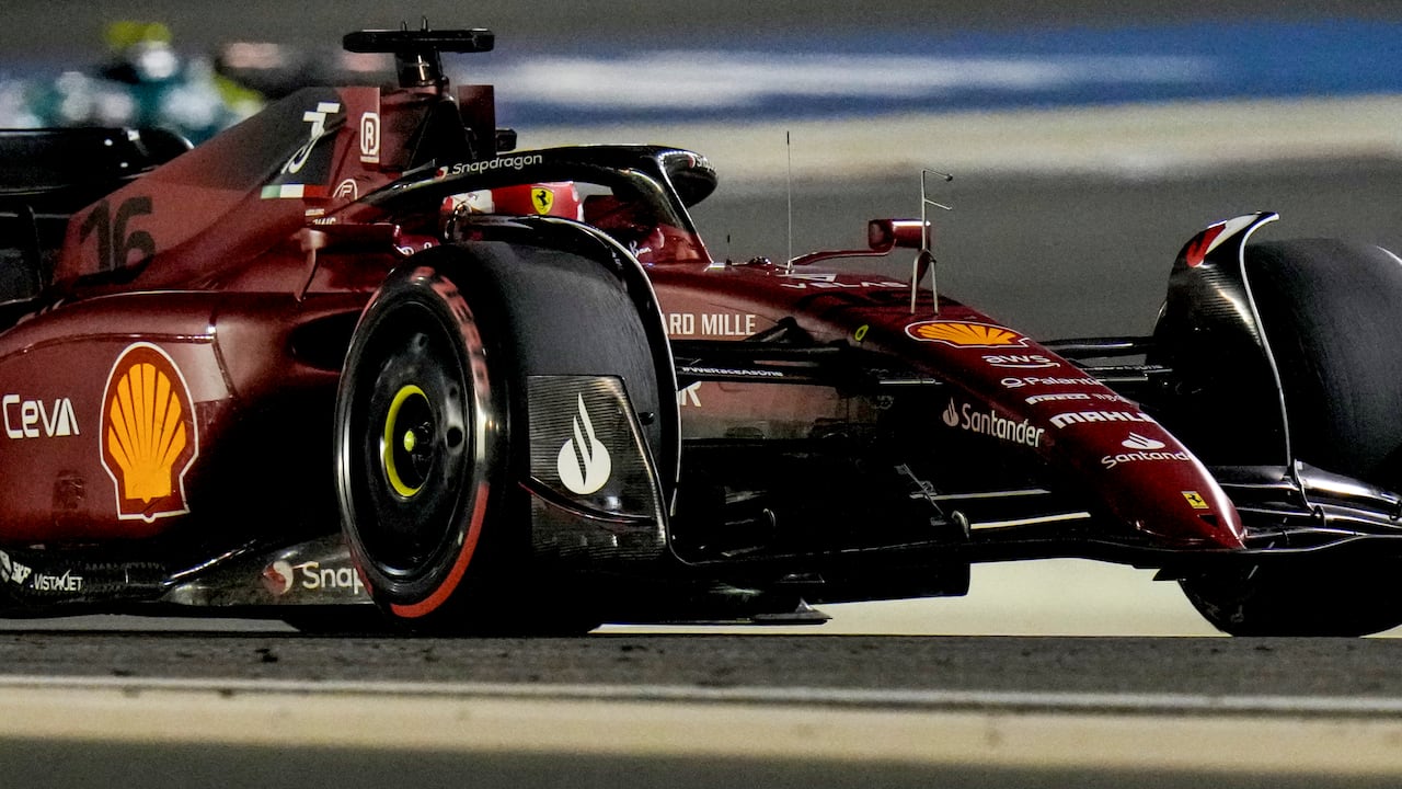 GP de Arabia Saudita; ¿nueva victoria de Ferrari o la primera de Verstappen?
Presentación Auto | F1 | Mundial | KSA asociado con x x
Yedá, Arabia Saudita | AFP | jueves 24/03/2022 - 12:07 UTC-5 | 696 palabras
por Raphaëlle PELTIER
La primera prueba de la temporada de F1, la semana pasada en Baréin, anunció el renacimiento de Ferrari ante el campeón Max Verstappen y su Red Bull, falto de fiabilidad. ¿Se repetirá la tónica este fin de semana en Arabia Saudita?
Por segunda vez en menos de cuatro meses, Yedá, ciudad costera en el Mar Rojo, alberga un Gran Premio, el segundo en la historia del reino.
A comienzos de diciembre, el británico Lewis Hamilton (Mercedes) se llevó la victoria por delante de Verstappen, su rival por el título, al término de una carrera plagada de accidentes y de banderas rojas. Pero en esta ocasión el favorito es Ferrari, que llega de firmar un doblete en Baréin con Charles Leclerc delante de Carlos Sainz Jr.
Luego de un ejercicio 2020 finalizado en sexta posición entre los constructores (su peor clasificación desde 1980), la Scuderia sacrificó 2021 para poner la mirada en el curso 2022. Y la decisión se muestra acertada, con la llegada de una nueva generación de monoplazas para recortar ese retraso -e incluso para tomar ventaja- sobre sus rivales.
"Estamos en la pelea por el título", celebraba el ganador del domingo, aunque el circuito de Sakhir ha sido tradicionalmente propicio para la escudería italiana.
- "Coche ganador" para Sainz -
Sin embargo, el terreno de juego de este fin de semana es muy diferente al precedente. Es cierto que la carrera será también nocturna, pero, después de un circuito clásico en el desierto, el de Yedá es el trazado urbano más rápido de la temporada (más de 250 km/h de media en una vuelta clasificatoria el año pasado), al borde del mar.
"El tablero puede ser completamente diferente en Yedá", previene el patrón de Ferrari Mattia Binotto. "Creo que habrá que esperar al menos cuatro o cinco carreras para hacer una evaluación".
En la misma línea de prudencia se mostró este jueves Carlos Sainz. "Aunque llevásemos a los dos coches a lo más alto del podio en la carrera inaugural, tenemos que recordar que no se puede descartar a nadie de la pelea esta temporada".
"Para mí es la primera vez, o parece que podría serlo, en que puedo tener un coche ganador para el título, así que creo que intentaré entrar en esa pelea", indicó el piloto de 27 años.
Binotto insiste en que habrá que contar con Red Bull, que pudo aspirar a la victoria del GP inaugural con Verstappen y al cuarto puesto con el mexicano Sergio Pérez antes de que un problema mecánico provocase su doble abandono en las tres últimas vueltas.
Tampoco parece claro que se vuelva a ver a los Mercedes en los puestos de delante, habida cuenta de los problemas de la escudería para domar su nuevo monoplaza de aerodinámica original. Hamilton y su patrón Toto Wolff repiten que eso llegará pero que "no será mañana".
- Vettel es duda -
Otra incógnita es saber si Sebastian Vettel, positivo en covid-19 la semana pasada, realiza su regreso con Aston Martin.
El alemán "no ha dado aún el test negativo requerido para volar hacia Arabia Saudita", precisó su equipo este jueves en Twitter.
Nico Hülkenberg estará en Yedá por si su participación fuese necesaria. La decisión final se tomará el viernes para dar todas las opciones a Seb.
Inaugurado el año pasado, el circuito fue ligeramente modificado a petición de los organizadores del Mundial.
"Querían que se mejorase la visibilidad en una curva por detrás de un coche lento", explicó el promotor del GP, Martin Whitaker. Para ello hubo que desplazar algunas barreras se seguridad y la salida de la 27ª y última curva fue ampliada.
La llegada de la Fórmula 1 en Arabia Saudita -después de sus vecinos del Golfo de Baréin y Abu Dabi, y antes de Catar- se inscribe en una campaña de desarrollo del turismo deportivo en el país, con el doble objetivo de diversificar su economía petrolera y de mejorar su imagen en el exterior.
Sus detractores le acusan de 'sportwashing', es decir, de utilizar esos eventos para hacer olvidar los incumplimientos de los derechos humanos, dos semanas después de la ejecución en un solo día de 81 presos condenados a muerte