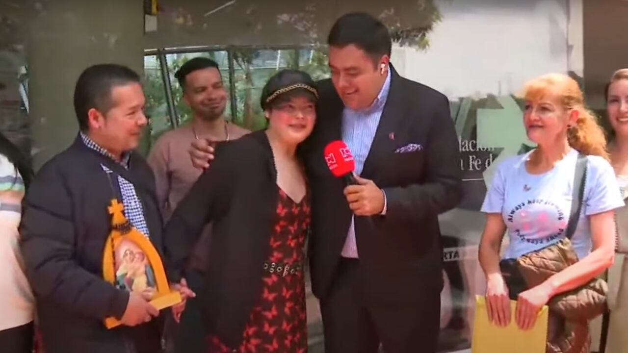 La joven estuvo rodeada de sus familiares a la hora de salir de la clínica.