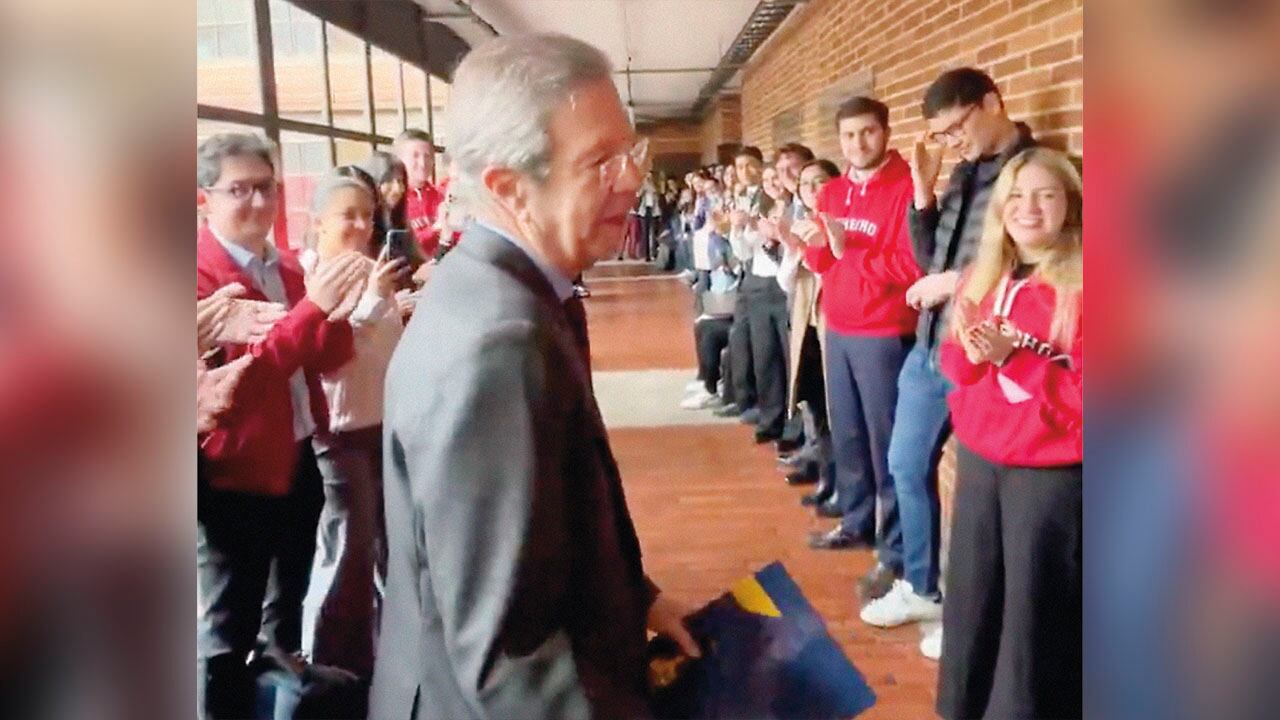 Sentida despedida de sus estudiantes a Juan Carlos Esguerra. 