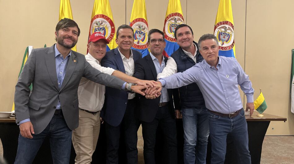 Exgobernadores y exalcaldes reunidos este martes en Bogotá.