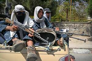 Combatientes talibanes patrullan Kabul, capital de Afganistán.