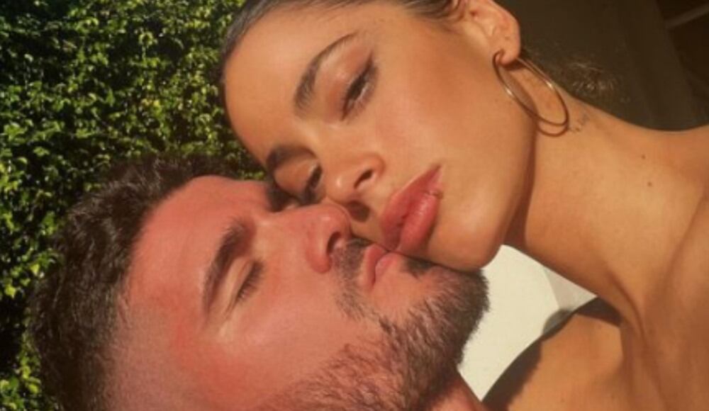 El futbolista argentino le demostró todo el amor que siente a su pareja en pleno show que estaba dando.