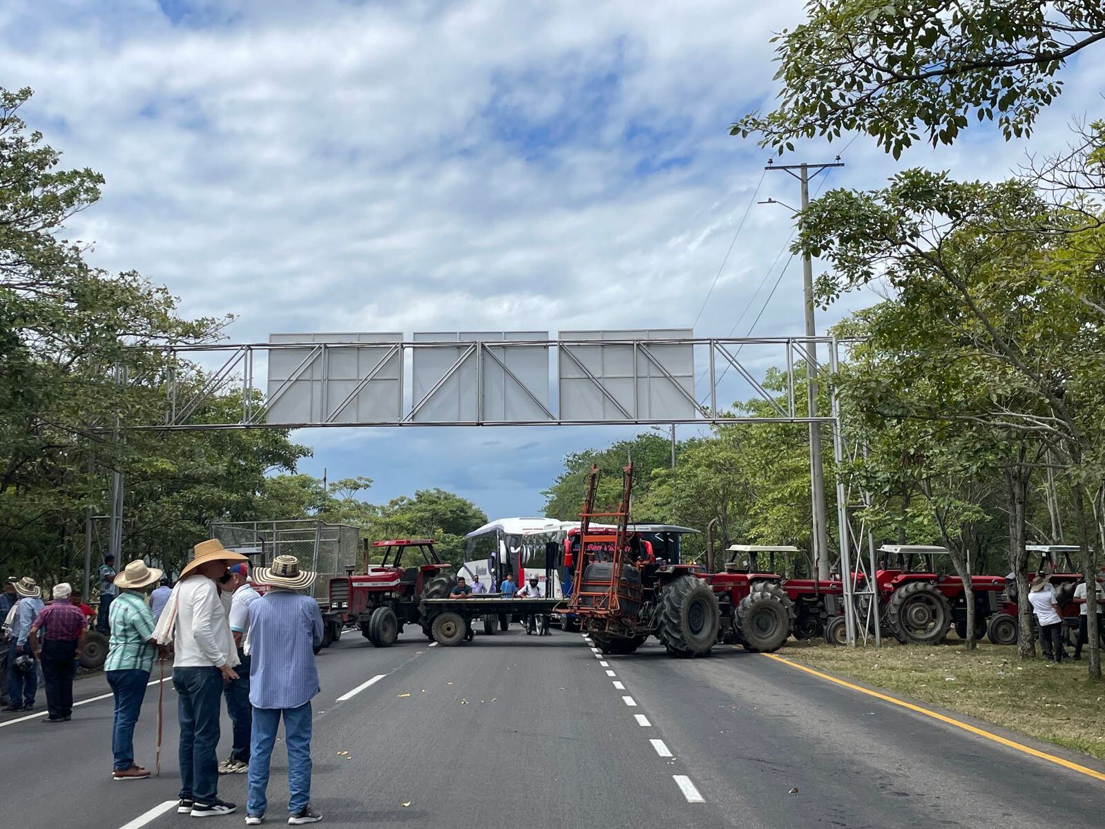 Arroceros bloquean el cruce de Gualanday, en el Tolima.