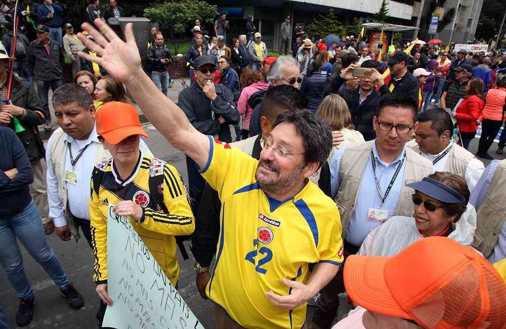 El ex vicepresidente Francisco Santos fue uno de los más activos en la protesta. Foto: León Darío Peláez / SEMANA