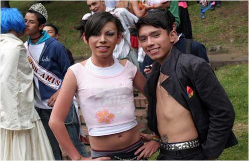 Tras una semana en que las minorías sexuales obtuvieron uno de sus más representativos logros en Bogotá (la presentación de una política oficial en contra de su discriminación) gay, lesbianas, bisexuales y transgénero marcharon desde el Parque Nacional hasta la Plaza de Bolívar.