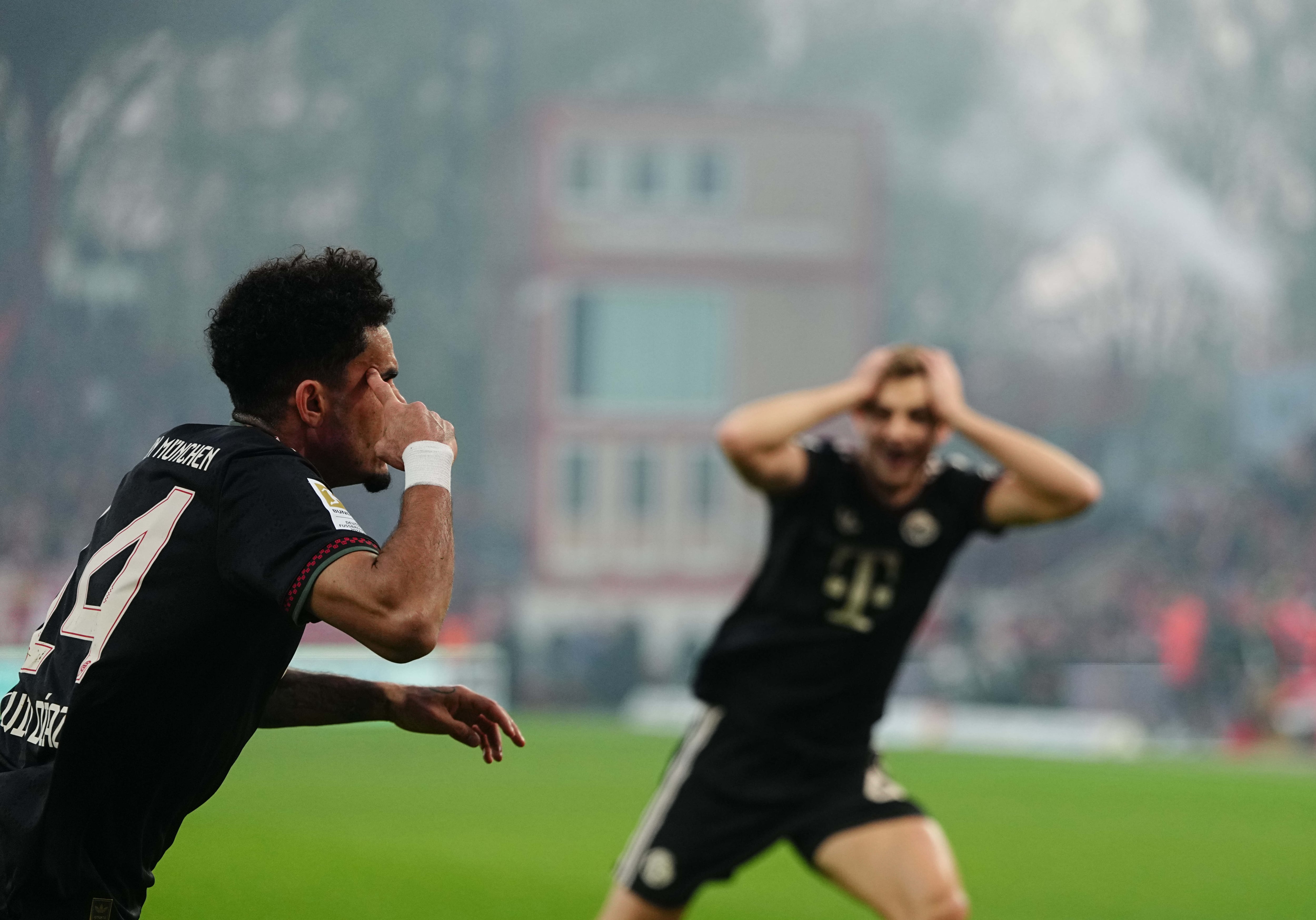 Luis Díaz celebra el gol ante Union Berlín y Josip Stanisic no lo puede creer.