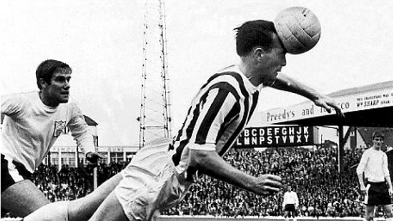 Jeff Astle, estrella del West Bromwich Albion. En 2002 un médico forense dictaminó que la estrella de la selección inglesa murió a los 59 años de demencia, como consecuencia de cabecear los pesados balones de cuero de 1960.