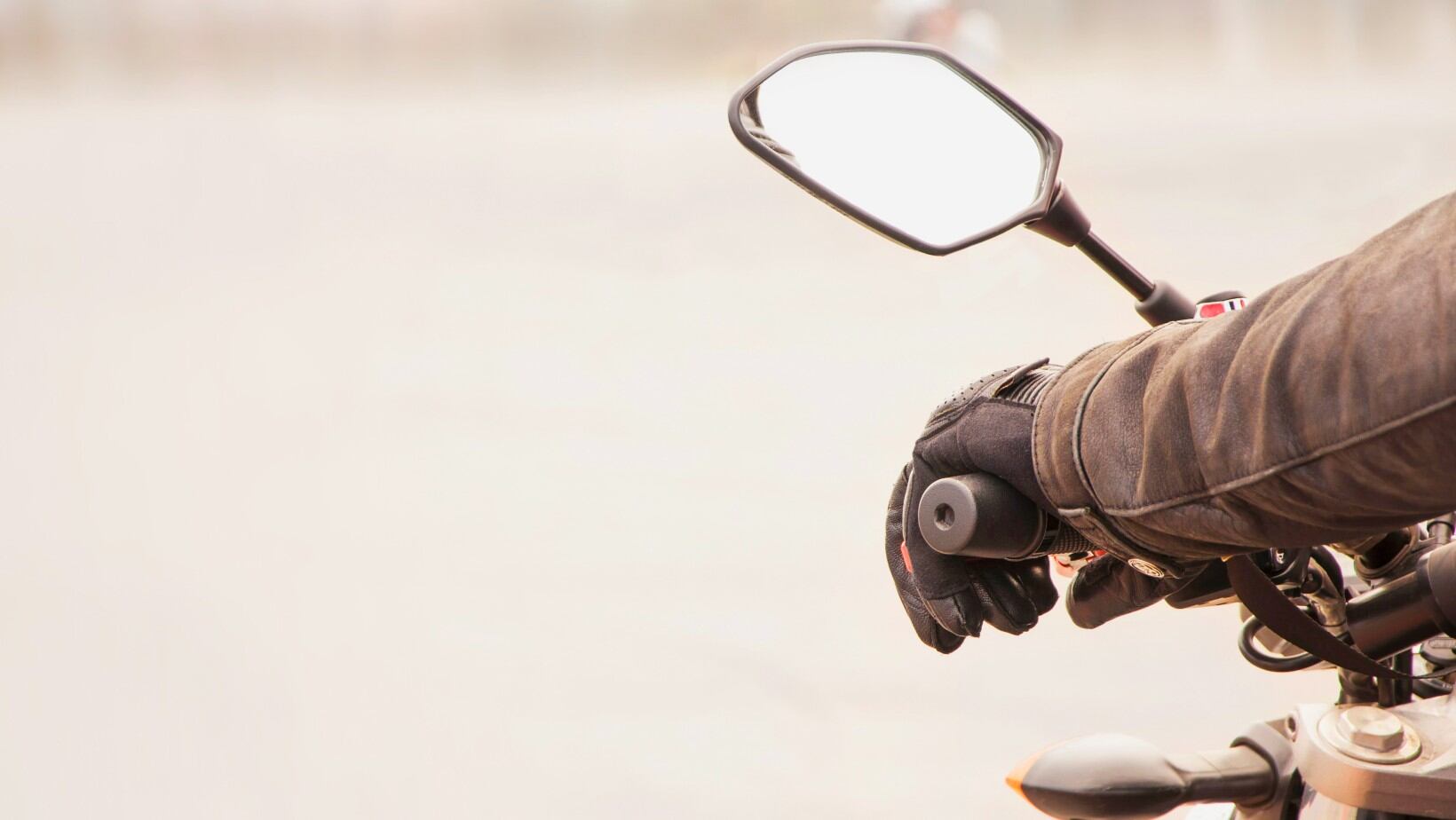 ¿Le cree? Motociclista que casi causa accidente le echó la culpa a extraño objeto