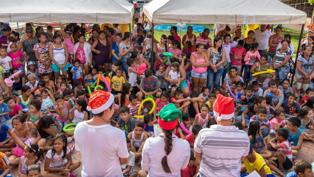 La misión de Tejiendo Futuro es prestar servicios gratuitos de orientación, prevención, promoción e intervención psicosocial a comunidades vulnerables.