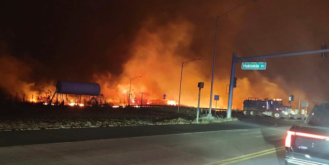 La foto distribuida por el condado de Maui muestra llamas y humo en la intersección de Hokiokio Place y Lahaina Bypass en Maui, Hawai, EEUU, 8 de agosto de 2023. (Zeke Kalua/County of Maui via AP)