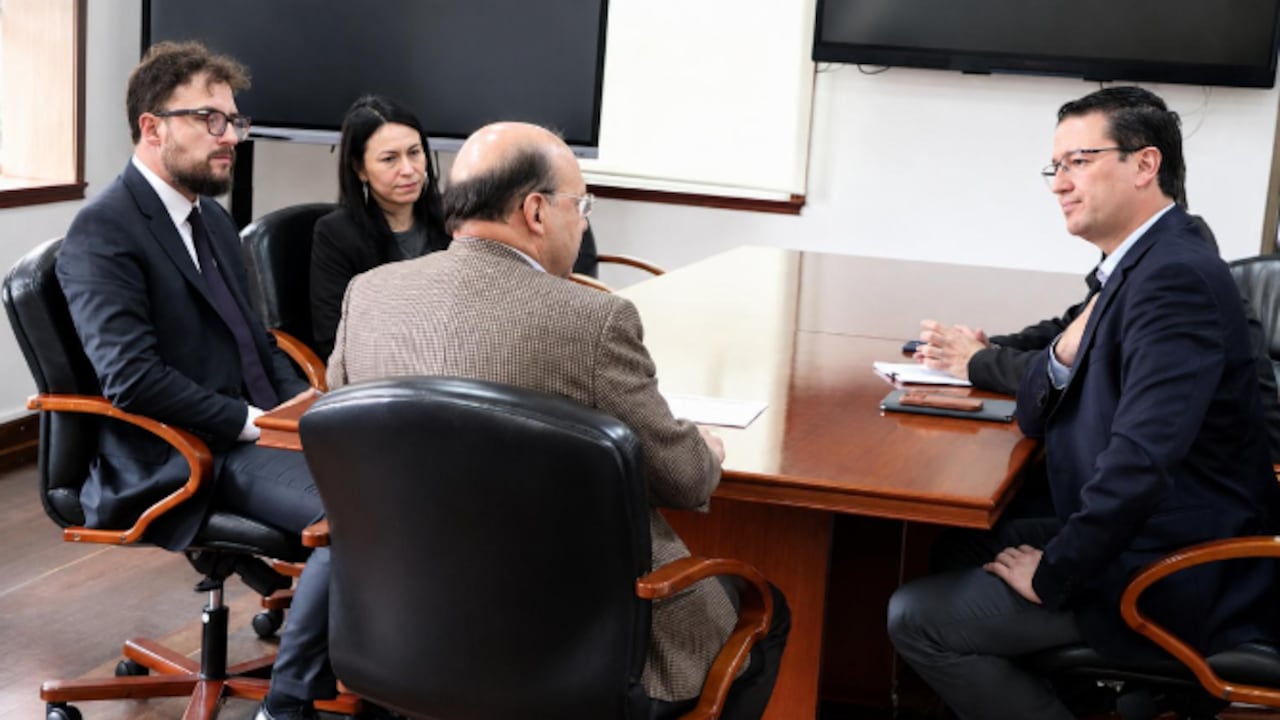 Germán Bahamón, gerente de la Federación de Cafeteros, y Germán Ávila, ministro de Hacienda. Encuentro para la firma de prórroga de contrato del Fondo del café.