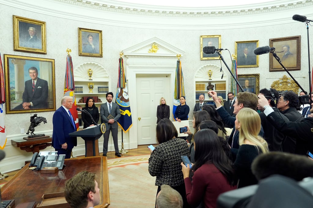 El presidente Donald Trump habla mientras Tulsi Gabbard presta juramento como Directora de Inteligencia Nacional en la Oficina Oval de la Casa Blanca, el miércoles 12 de febrero de 2025, en Washington. (Foto/Alex Brandon)