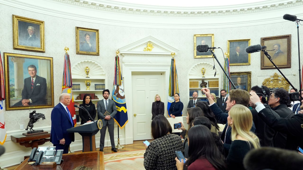 El presidente Donald Trump habla mientras Tulsi Gabbard presta juramento como Directora de Inteligencia Nacional en la Oficina Oval de la Casa Blanca, el miércoles 12 de febrero de 2025, en Washington. (Foto/Alex Brandon)