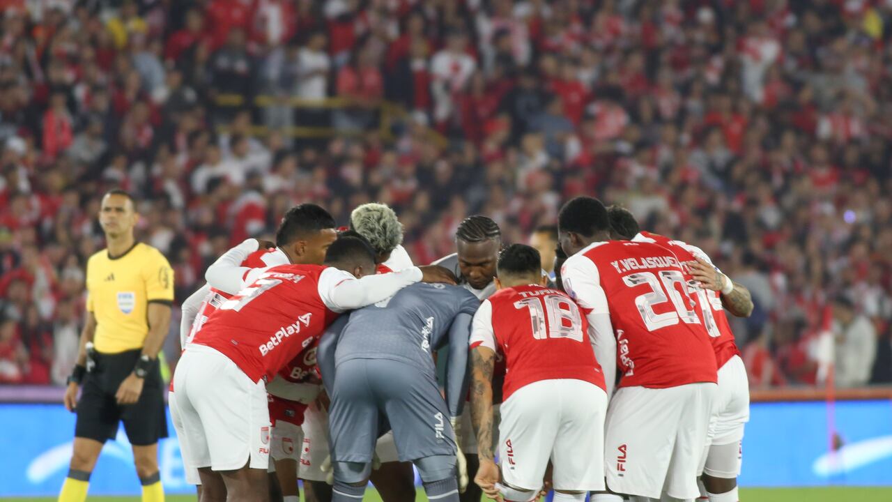 Independiente Santa Fe players participate in match date 10 between Independiente Santa Fe and Millonarios F.C. for the Liga BetPlay DIMAYOR I 2025 at the Nemesio Camacho El Campin stadium in Bogota, Colombia, on March 22, 2025. (Photo by Daniel Garzon Herazo/NurPhoto via Getty Images)