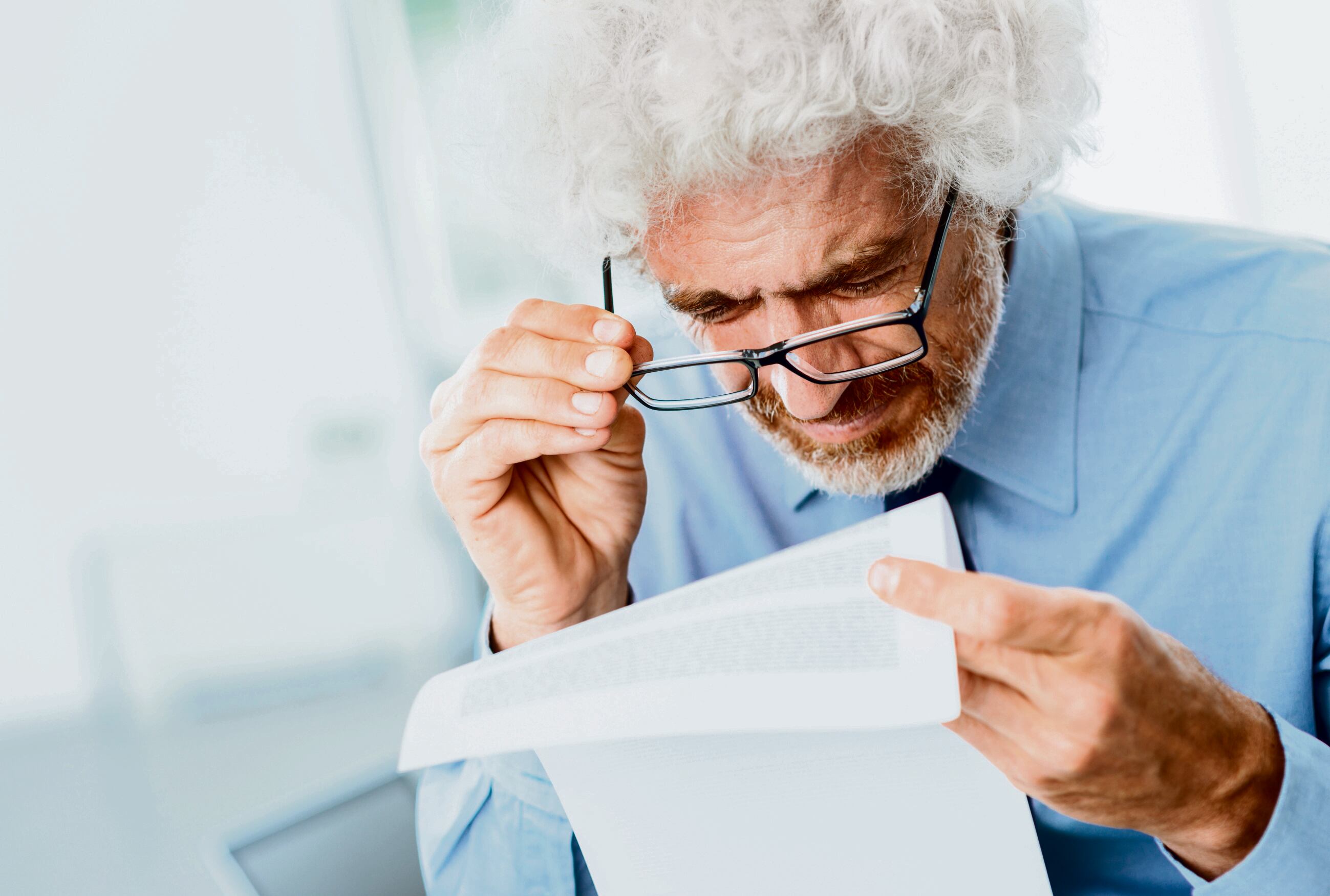 La presbicia es la incapacidad para enfocar de cerca. Ocurre de manera natural en las personas mayores de 40 años y afecta prácticamente el 100% de los individuos de más de 50 años.