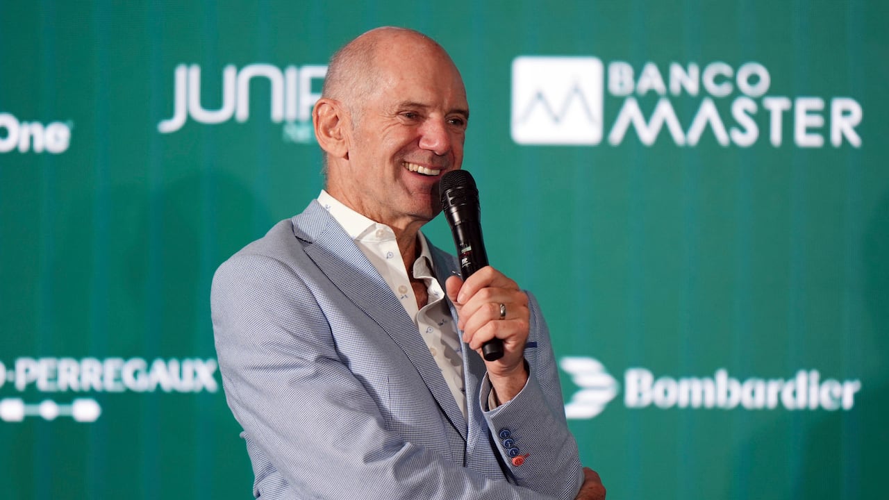 Adrian Newey firmó con Aston Martin