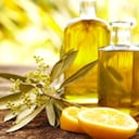 El aceite de limón se usa para tratar molestias como náuseas y mareos. Foto: Getty Images.