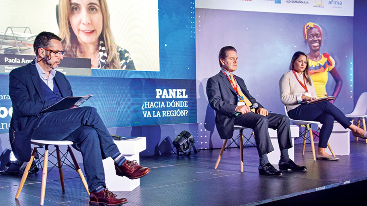 Álvaro García, director ejecutivo de Foros Semana; Paola Amar (en video), vicerrectora de la Universidad Simón Bolívar; Roberto Moreno, presidente de Amarilo; y María Claudia Peñas, gerente de la Seccional Bolívar de la Andi.