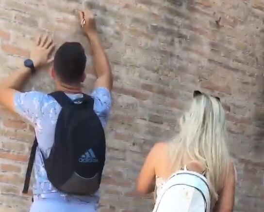 El hecho quedó grabado en un video que le está dando la vuelta al mundo a través de redes sociales.