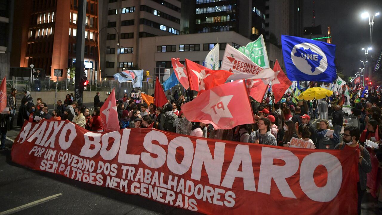Los brasileros salieron a las calles argumentando que la democracía está en riesgo con Jair Bolsonaro. (Photo by NELSON ALMEIDA / AFP)