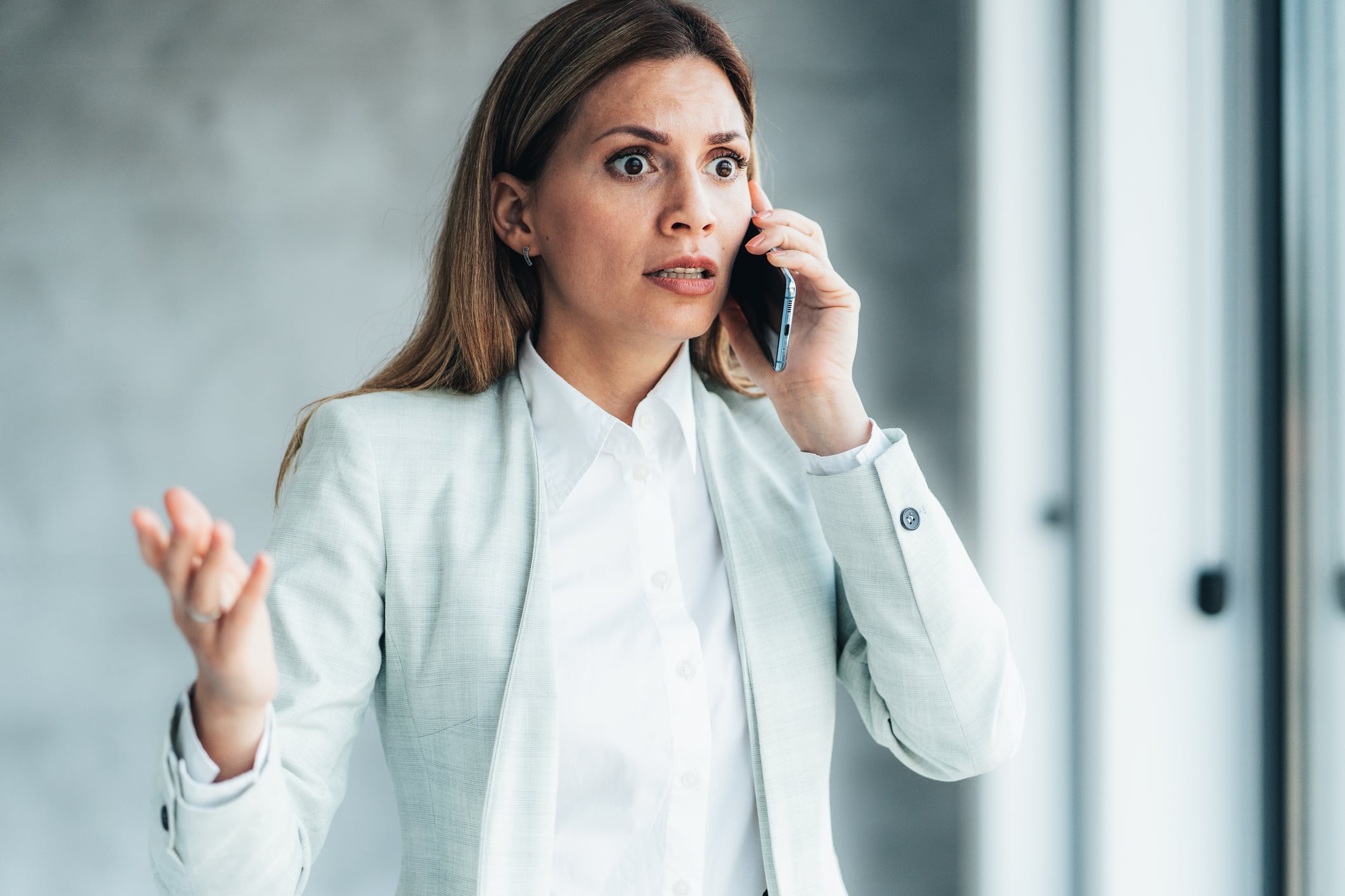 Estafas telefónicas actuales se aprovechan de respuestas instintivas.