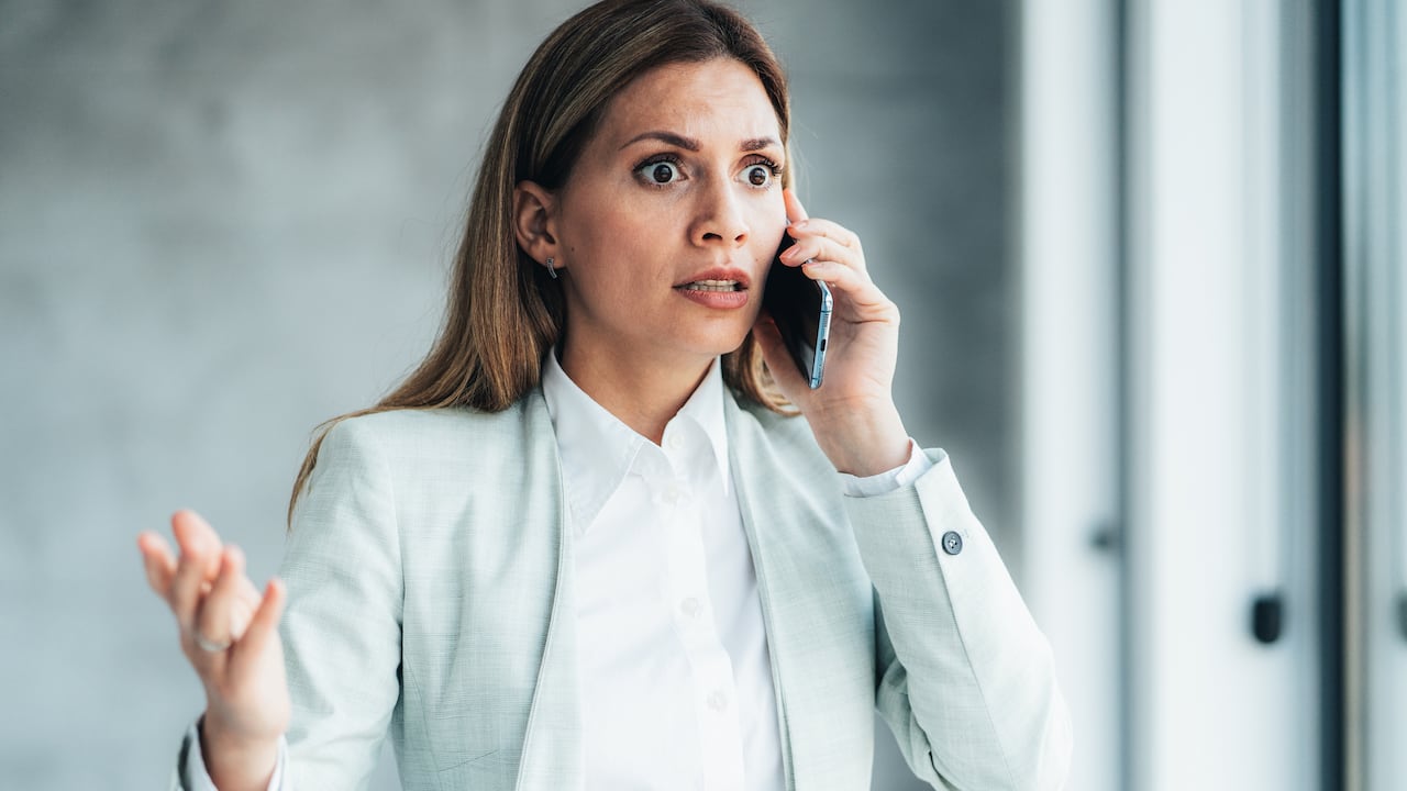 Un descuido al atender el teléfono puede terminar en pérdidas de dinero.