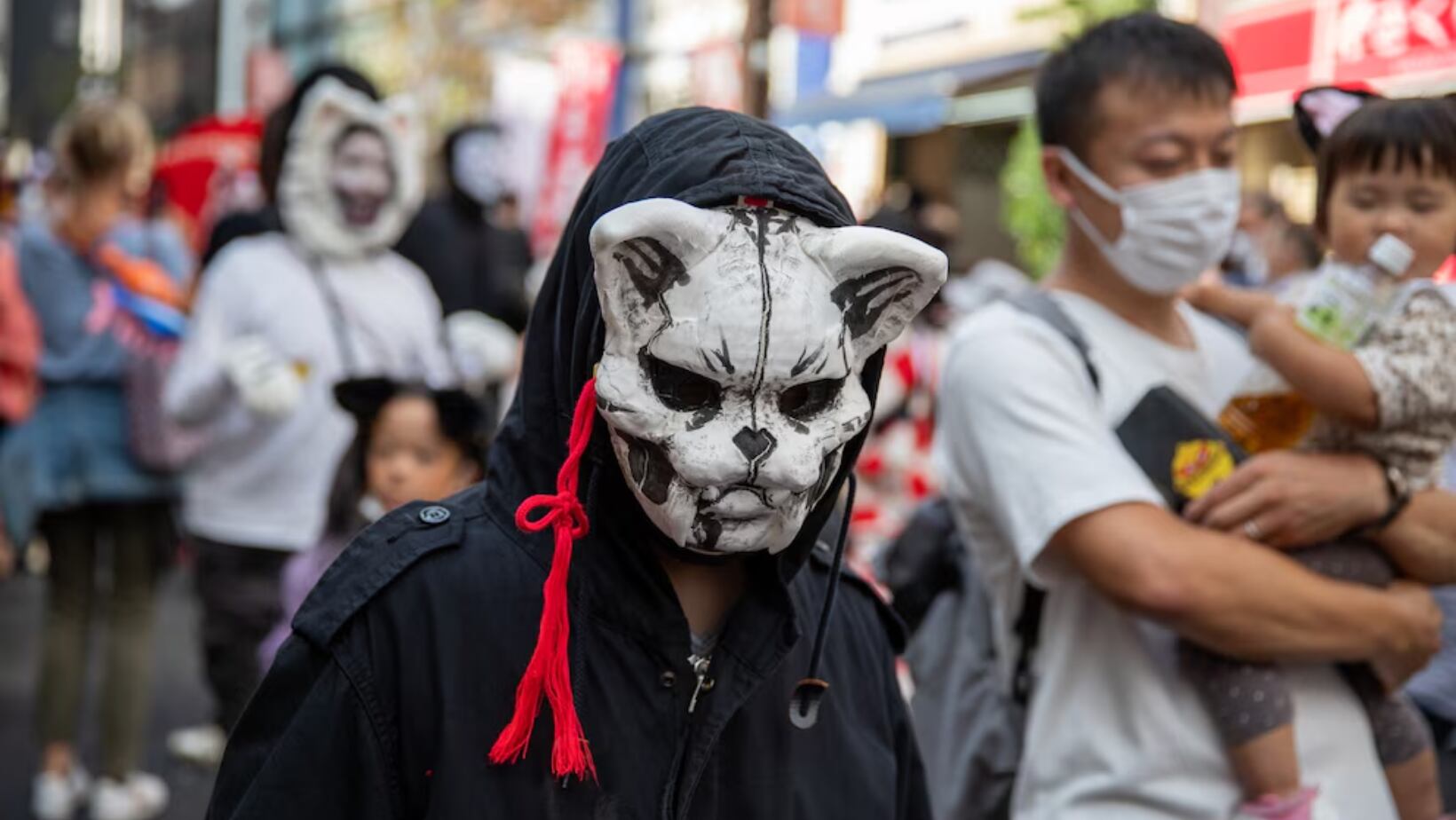 En el popular barrio de Kagurazaka en Tokio, Japón, se puede ver cada año a cientos de personas disfrazadas de gatos místicos y mitológicos