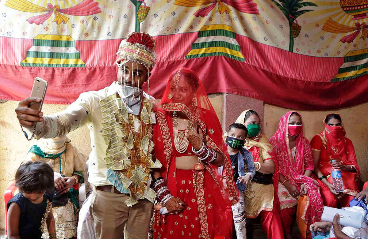Sachin Chandaliya y SonIya Bohat acababan de casarse en un oficina de matrimonio en Bandra -Mumbai, India- y decidieron tomarse una selfie. Era el 15 de junio. Muchas oficinas matrimoniales han reiniciado operaciones después del cierre por la covid-19. India es el cuarto país más afectado por la pandemia en todo el mundo. Foto: Rajanish Kakade/ AP